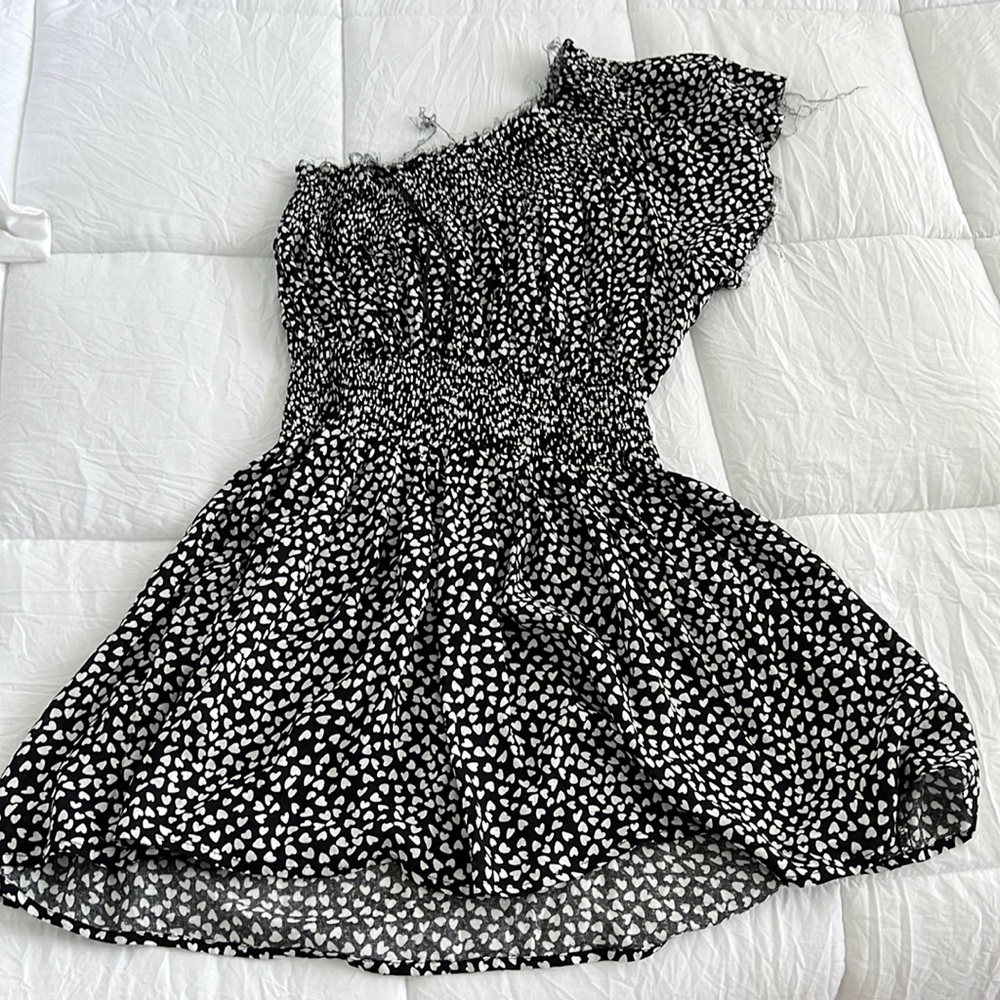 black one shoulder dress with white heart